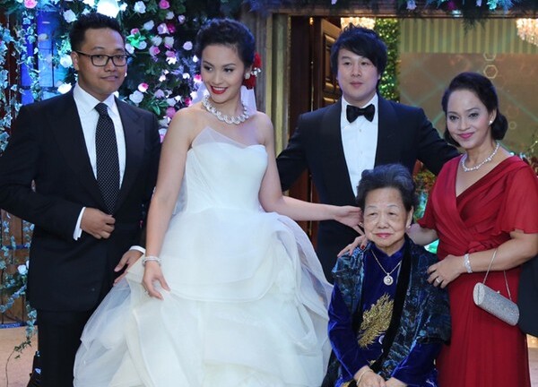 Thanh Bùi tổ chức đám cưới bí mật tại tòa nhà 40 tầng của chính cô dâu