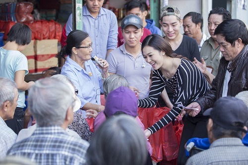 Khánh My giản dị đi trao quà Tết cho người nghèo