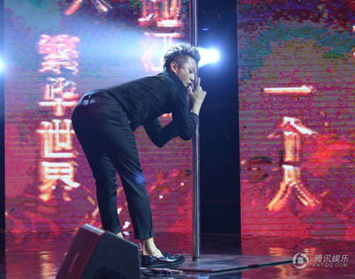 Sốc trước màn múa cột điệu nghệ như vũ nữ của sao Hoa ngữ