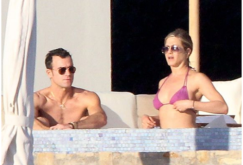 Jennifer Aniston diện bikini khoe dáng dưới nắng Mexico