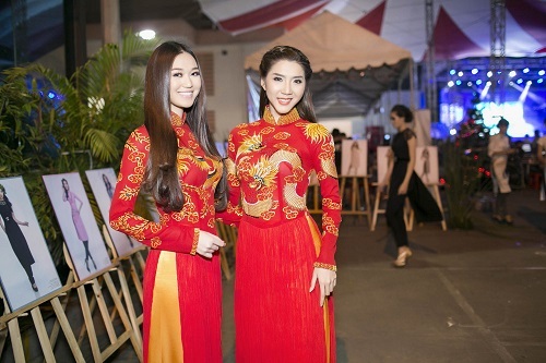 Ngọc Quyên, Khánh My đi bán tranh gạo