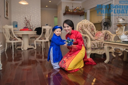 Á hậu Thụy Vân cùng quý tử nhỏ xuống phố ngày Xuân