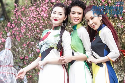 Nhóm 5 Dòng kẻ dạo chơi phố Hoa Sài Gòn