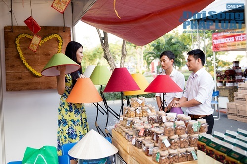 Trần Thị Quỳnh đi bán đèn ngủ làm từ thiện cuối năm