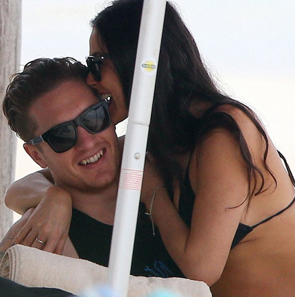Demi Moore chuộng “phi công trẻ”