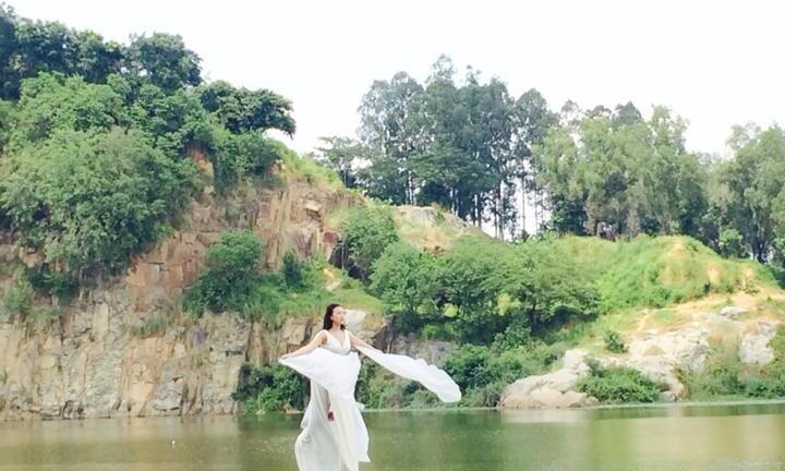 Trà Ngọc Hằng bay như chim, Tóc Tiên nằm tạo dáng bên bờ đá