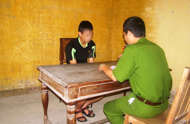 Trộm xe hung hãn giằng súng với công an, đạn găm trúng ngực 