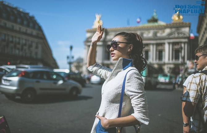 Hồng Quế diện măng tô giản dị dạo chơi Paris