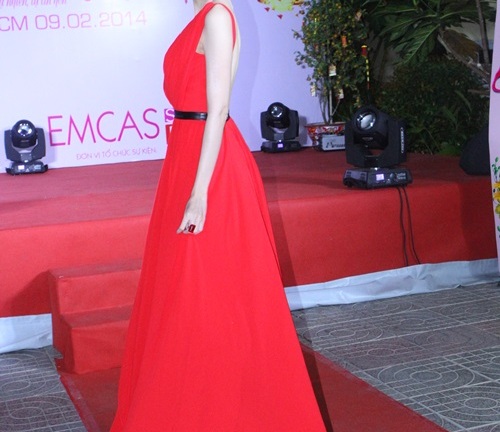 Bà mẹ 2 con Dương Yến Ngọc khoe dáng chuẩn sau sinh