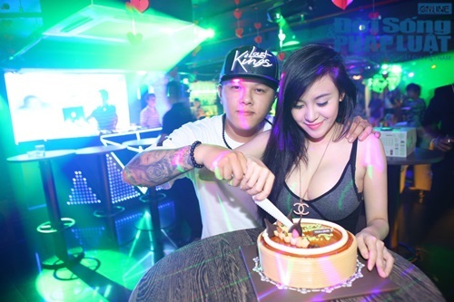 Bà Tưng trễ nải vòng 1 đi dự tiệc