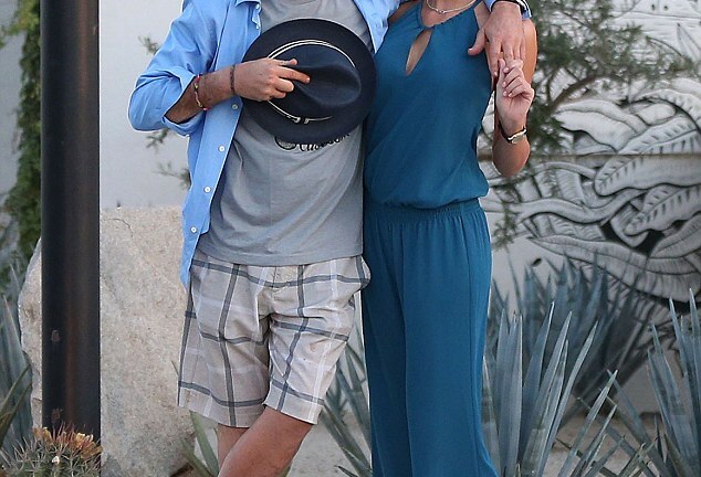 Charlie Sheen muốn có con với diễn viên phim cấp 3 Brett Rossi