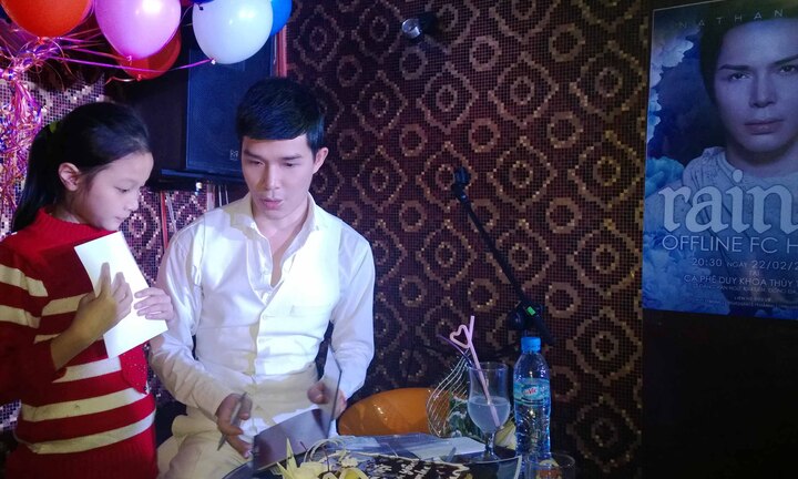Mặc trời lạnh, mưa phùn Nathan Lee vẫn vui vẻ bên fans