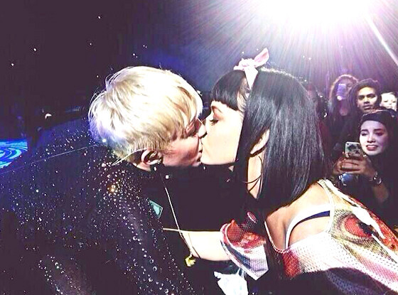Miley Cyrus “khóa môi” Katy Perry trước hàng ngàn khán giả