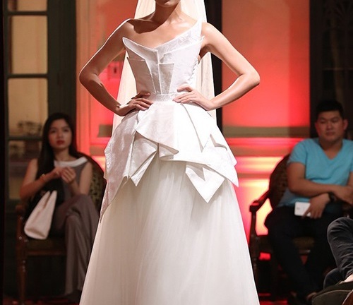 Mâu Thanh Thúy lần đầu tái xuất sàn diễn sau tai nạn