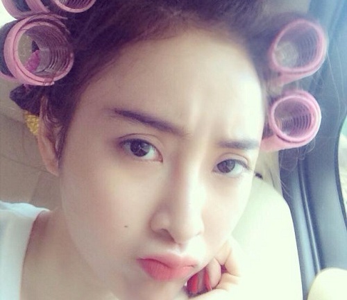 Angela Phương Trinh vừa cuốn lô tóc vừa triết lý sống