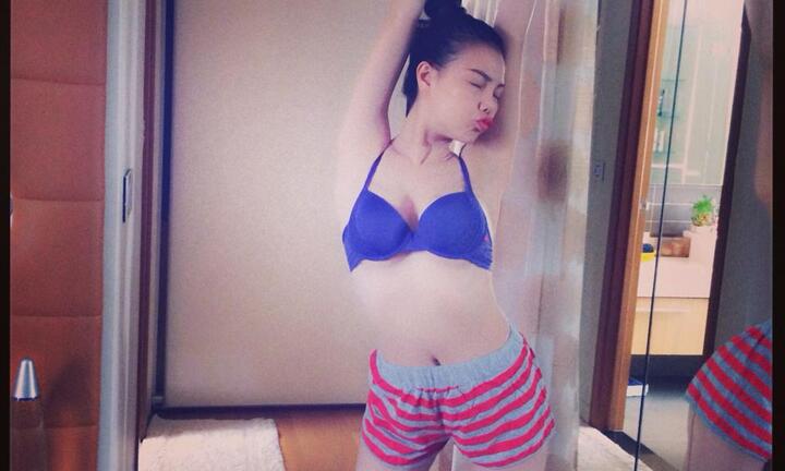 Trà Ngọc Hằng diện nội y khoe dáng trước gương