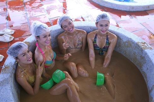 Thí sinh Hoa hậu Đại dương tắm bùn, xả hơi trước đêm chung kết