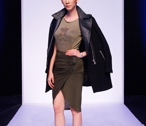 Xuân Lan diện trang phục quân đội làm đạo diễn catwalk