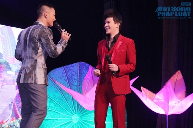 Nathan Lee gặp sự cố micro khi song ca cùng Đức Tuấn
