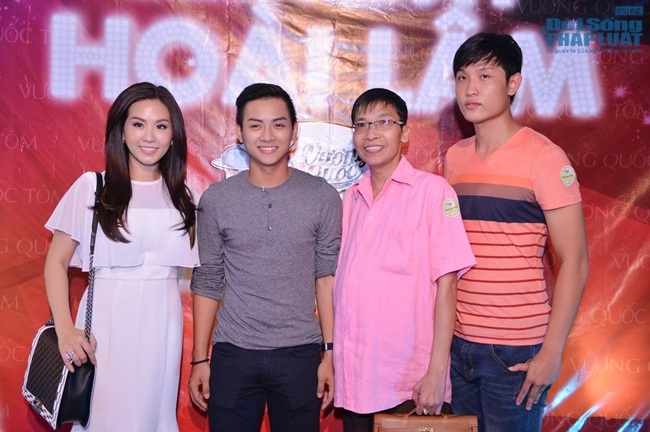 Hoài Lâm bất ngờ hôn Hoài Linh trong tiệc sinh nhật