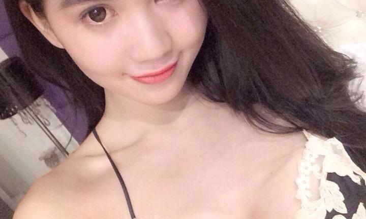 Ngọc Trinh diện áo hai dây lộ vòng 1 méo mó bất thường