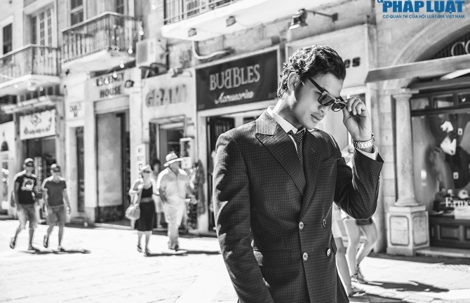 Á vương Vũ Tuấn Việt lịch lãm ở Paris