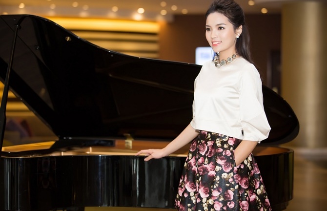 Hoa hậu Kỳ Duyên đơn giản, thanh lịch giữa đời thường