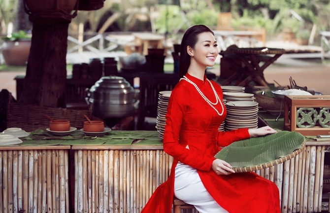  Khánh My khoe 3 vòng hoàn hảo với áo dài nền nã