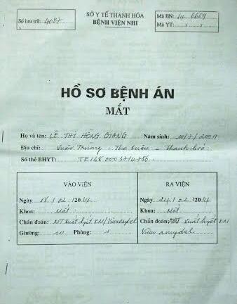 Bé gái 5 tuổi bị bạn đánh xuất huyết mắt