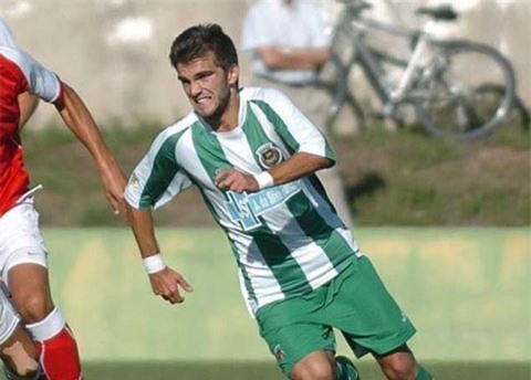 Sốc: Cầu thủ 20 tuổi chết bất đắc kỳ tử trên sân bóng