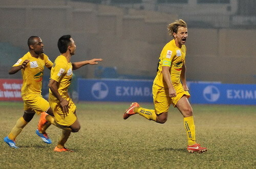 Quân của bầu Hiển thua đau phút cuối