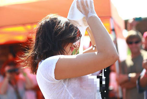 Phản cảm trò người đẹp lợi dụng rửa xe để khoe thân