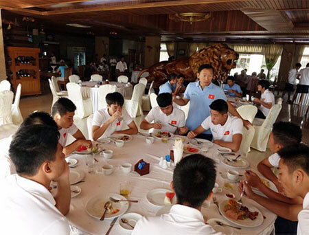 U19 Việt Nam được chăm sóc từng bữa ăn tại Myanmar