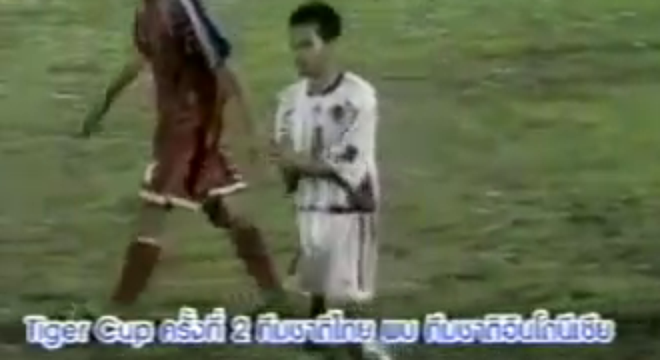 Đốt lưới nhà lộ liễu, cầu thủ vỗ tay ăn mừng