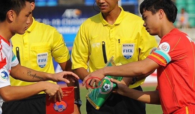 Hình xăm trên ngón tay đeo nhẫn của Công Phượng có ý nghĩa gì?