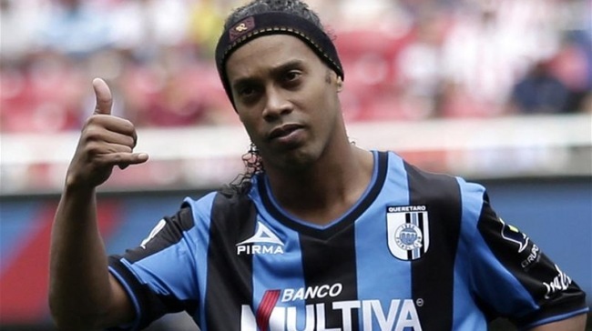 Bỏ tập không phép 3 tuần, Ronaldinho sắp bị sa thải