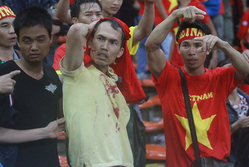 CĐV Malaysia xin lỗi fan Việt Nam sau vụ đánh chảy máu đầu