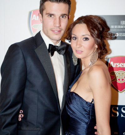 HLV Wenger ủ mưu cướp Van Persie từ tay M.U