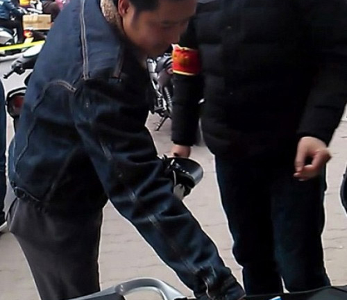 Chạy xe không đội mũ bảo hiểm, danh thủ Hồng Sơn bị 141 