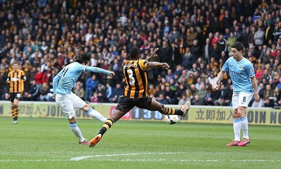 Chơi thiếu người, Man City vẫn 