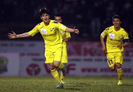 Cầu thủ Ninh Bình bán độ, Công Vinh phản ứng ra sao?