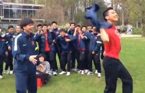 U19 Việt Nam say sưa hát “Anh không đòi quà”