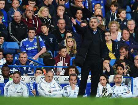 Chelsea thua sốc, HLV Mourinho chúc mừng... trọng tài