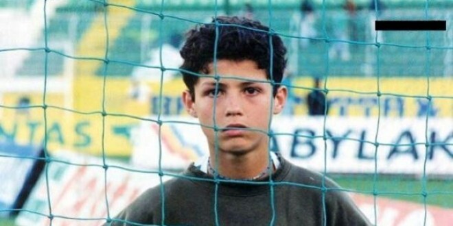 Ronaldo ăn bánh mỳ cả tháng, ngất trên sân tập vì quá đói