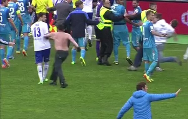 Fan cuồng lao vào sân tẩn cầu thủ Dynamo Moscow 