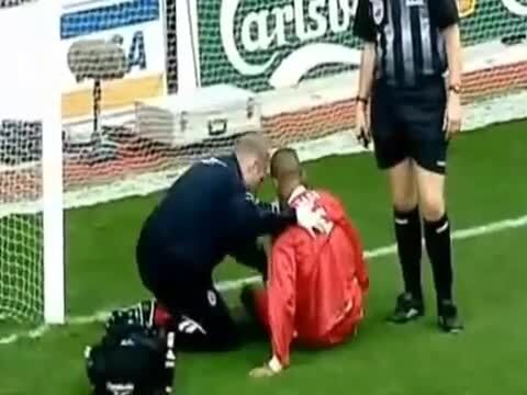 Những tình huống bi hài nhất làng bóng mùa 2013/2014