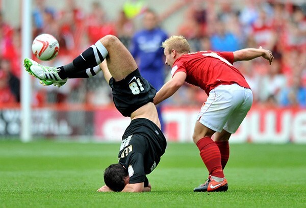 10 tình huống dẫn đến thẻ đỏ siêu hài trong bóng đá