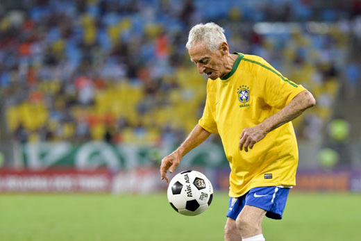 Cụ ông U90 tâng bóng 12.000 lần trong 12 giờ liên tục