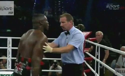 Bị xử thua, võ sỹ hăng máu đấm trọng tài ngã dúi