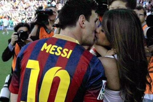Messi công khai hôn bạn gái xinh đẹp trên khán đài